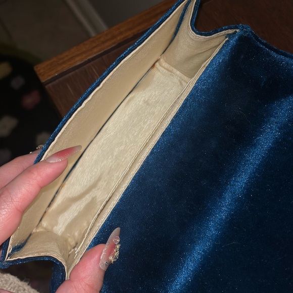 Lilly Pulitzer Velvet Kat Crossbody - Picture 5 of 8